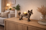 Waxinelichthouder in de vorm van een Chinese naakthond als stijlvolle decoratie op een houten kast in de woonkamer